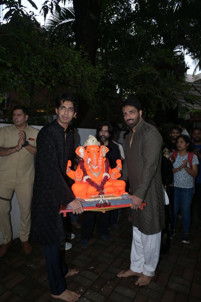 रियल-लाइफ हीरो सोनू सूद ने परिवार के साथ इको फ्रेंडली गणपति विसर्जन किया