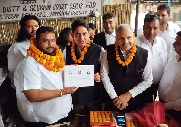 कोर्ट में हर्षोल्लास के साथ हुआ एडवोकेट हरीश पाराशर का स्वागत Advocate Harish Parashar was welcomed with great enthusiasm in the court