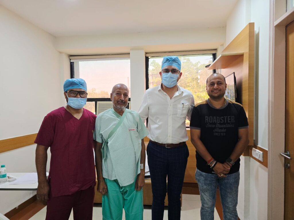व्हीलचेयर पर निर्भरता वाले 69-वर्षीय ब्लड कैंसर मरीज का फोर्टिस एस्कॉर्ट्स फरीदाबाद में बोन मैरो ट्रांसप्लांट से किया गया सफल उपचार A 69-year-old wheelchair-dependent blood cancer patient was successfully treated with a bone marrow transplant at Fortis Escorts Faridabad.