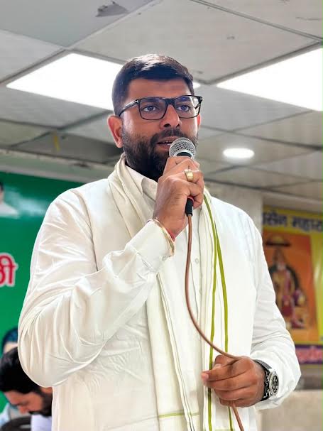 दिग्विजय चौटाला ने श्वेत पत्र जारी कर भर्ती और रोजगार पर मांगा जवाब दिग्विजय सिंह चौटाला ने HPSC, CET और HKRN को लेकर हरियाणा सरकार से श्वेत पत्र जारी करने की मांग की।