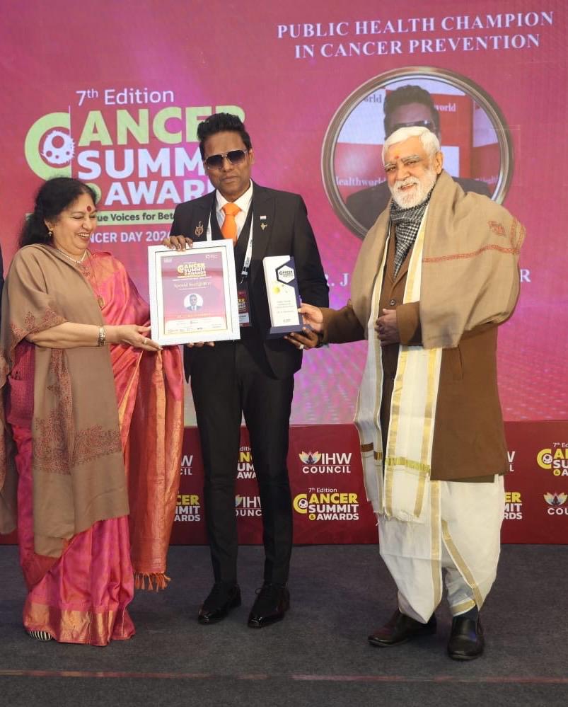 डॉ. बाला को पूर्व केंद्रीय स्वास्थ्य मंत्री द्वारा ‘कैंसर रोकथाम में पब्लिक हेल्थ चैंपियन’ पुरस्कार से सम्मानित किया गया। Dr. Bala was awarded the 'Public Health Champion in Cancer Prevention' award by the former Union Health Minister.