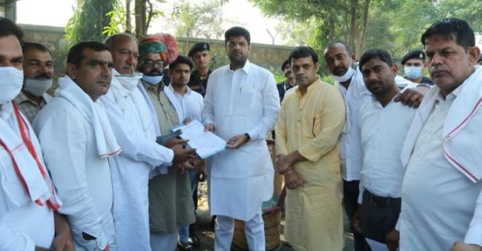 Panch sarpanches of 26 villages gave memorandum to Deputy Chief Minister Dushyant Chautala, do not want to join Municipal Corporation