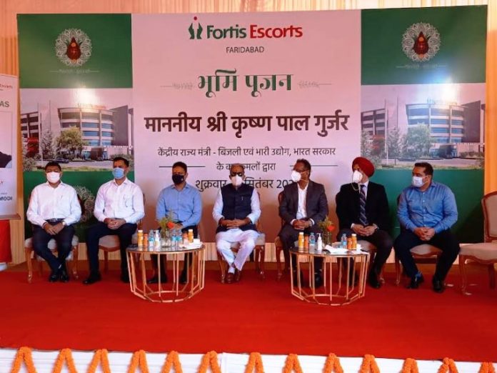 Union Minister of State Krishan Pal Gurjar laid the foundation stone of the new building in the Bhoomi Pujan organized at Fortis Escorts Hospital.