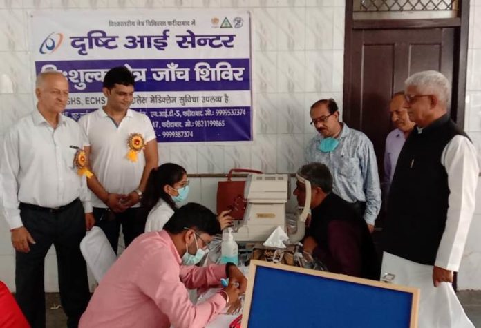 Honor ceremony, free eye checkup camp and ration distribution were done by Himachal Mitra Mandal Society Regd.