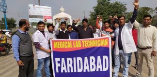 Lab technicians of Faridabad demonstrated at Rose Garden to protest against the action being taken against medical lab technicians