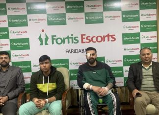 Dr Vinit Banga, Director, Neurology & Head - Neuro-Intervention, Fortis Escorts Hospital, Faridabad, and Yogendra Nath Awadhiya, Facility Director, Fortis Escorts Hospital Faridabad along with patients 15-year-old Shivam and 27-year-old Ishant