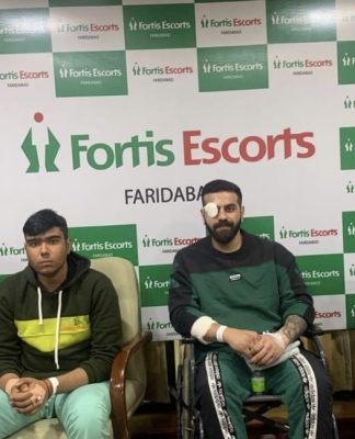Dr Vinit Banga, Director, Neurology & Head - Neuro-Intervention, Fortis Escorts Hospital, Faridabad, and Yogendra Nath Awadhiya, Facility Director, Fortis Escorts Hospital Faridabad along with patients 15-year-old Shivam and 27-year-old Ishant