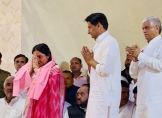 Social worker Poonam Sinsinwar joined Congress, Deepender Hooda made her join by making her wear a pink sash