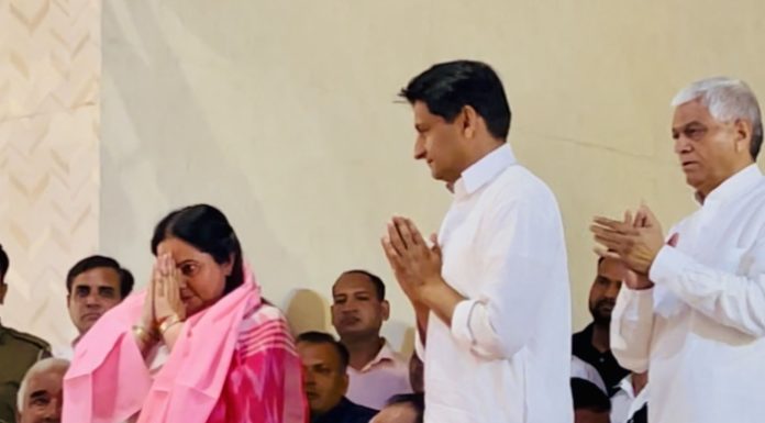 Social worker Poonam Sinsinwar joined Congress, Deepender Hooda made her join by making her wear a pink sash